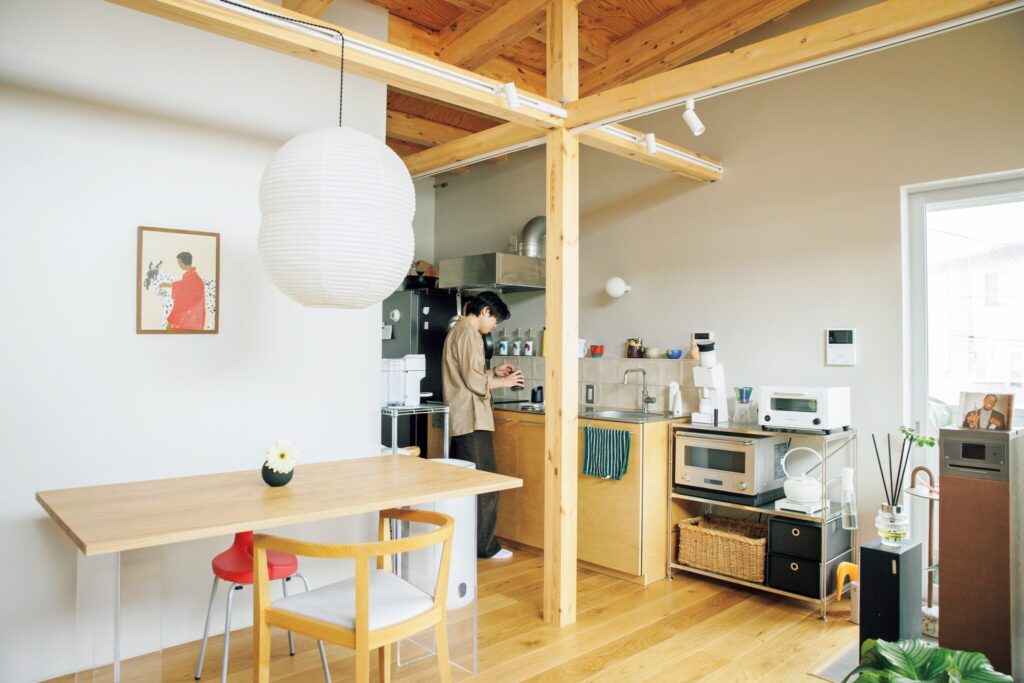 居所によって、眺めが変わる楽しみを。50平米のふたり暮らし。キッチンはマットな磁器質タイル。気に入って集めている現代作家のマグカップを並べて愛でている。スチールラックには高機能電動グラインダーなどを。