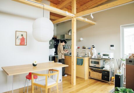 居所によって、眺めが変わる楽しみを。50平米のふたり暮らし。キッチンはマットな磁器質タイル。気に入って集めている現代作家のマグカップを並べて愛でている。スチールラックには高機能電動グラインダーなどを。 | キッチンはマットな磁器質タイル。気に入って集めている現代作家のマグカップを並べて愛でている。スチールラックには高機能電動グラインダーなどを。