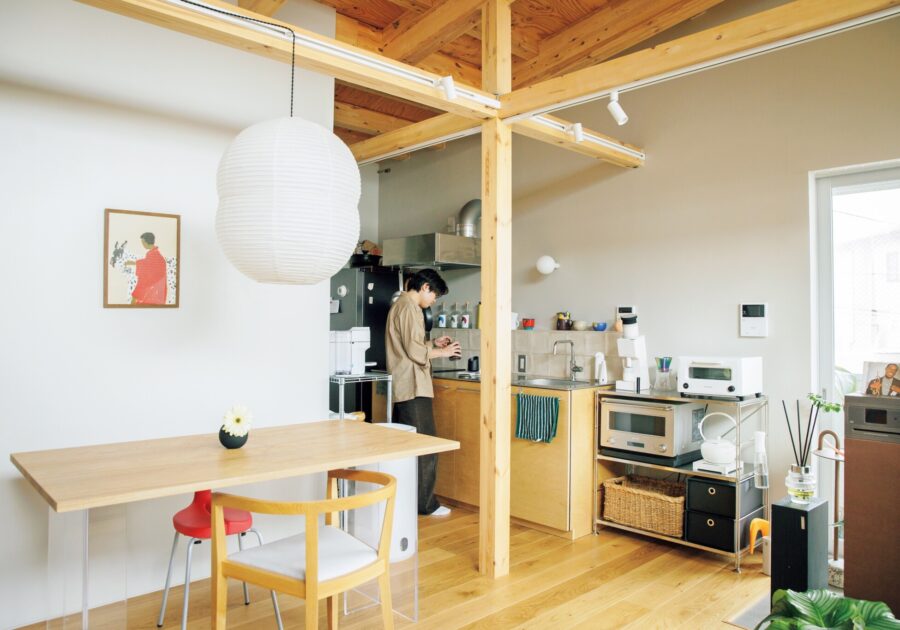 居所によって、眺めが変わる楽しみを。50平米のふたり暮らし。キッチンはマットな磁器質タイル。気に入って集めている現代作家のマグカップを並べて愛でている。スチールラックには高機能電動グラインダーなどを。 | キッチンはマットな磁器質タイル。気に入って集めている現代作家のマグカップを並べて愛でている。スチールラックには高機能電動グラインダーなどを。