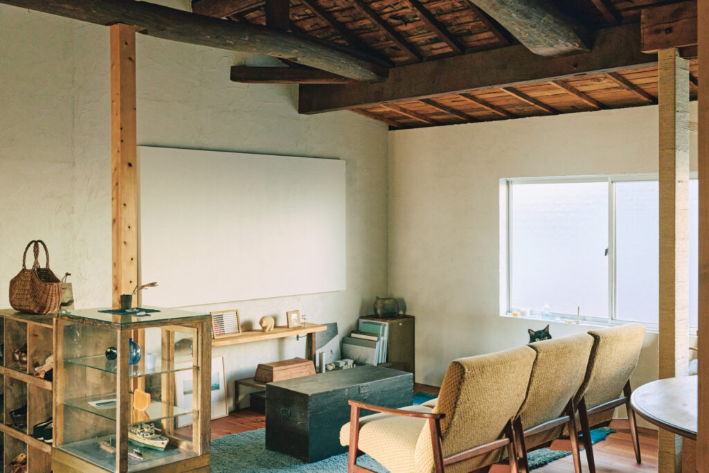 築100年以上の町家を改装。作れるものは自分の手で。ソファの目の前にあるのは自作のプロジェクタースクリーン。「木のフレームを作って障子を張り、ペンキを塗って。投影していないときはキャンバスのように」 | ソファの目の前にあるのは自作のプロジェクタースクリーン。「木のフレームを作って障子を張り、ペンキを塗って。投影していないときはキャンバスのように」