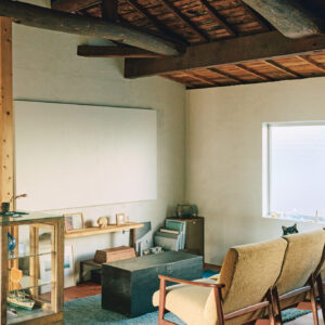 築100年以上の町家を改装。作れるものは自分の手で。ソファの目の前にあるのは自作のプロジェクタースクリーン。「木のフレームを作って障子を張り、ペンキを塗って。投影していないときはキャンバスのように」 | ソファの目の前にあるのは自作のプロジェクタースクリーン。「木のフレームを作って障子を張り、ペンキを塗って。投影していないときはキャンバスのように」