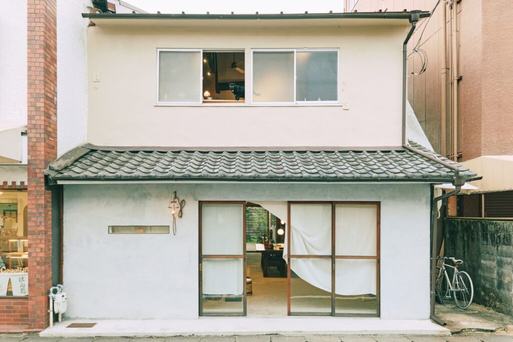 築100年以上の町家を改装。作れるものは自分の手で。1階には自身の工房兼ギャラリー『Ren』があり、ときどき開放される。向かって右側にある階段を上ると住居に。仕事場への移動がないのもメリットのひとつ。 | 1階には自身の工房兼ギャラリー『Ren』があり、ときどき開放される。向かって右側にある階段を上ると住居に。仕事場への移動がないのもメリットのひとつ。