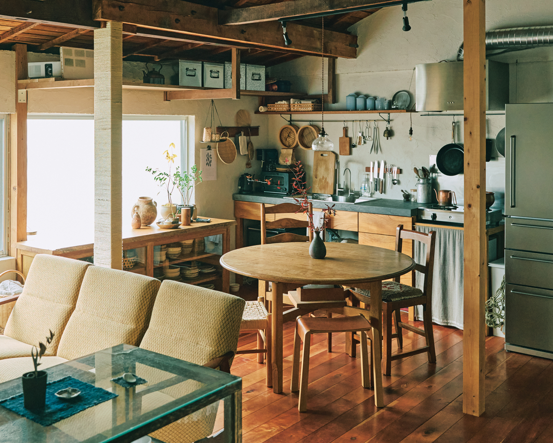 築100年以上の町家を改装。作れるものは自分の手で。 築100年以上の町家を改装。作れるものは自分の手で。