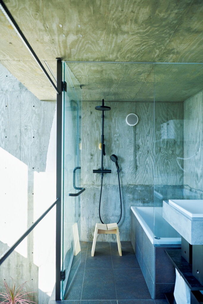 躯体の中の4層構造に暮らす。2階、洗面所からバスルームを見る。屋上の窓に面しているため視界は空に抜ける。休日の朝風呂が最高だそう。 | 2階、洗面所からバスルームを見る。屋上の窓に面しているため視界は空に抜ける。休日の朝風呂が最高だそう。