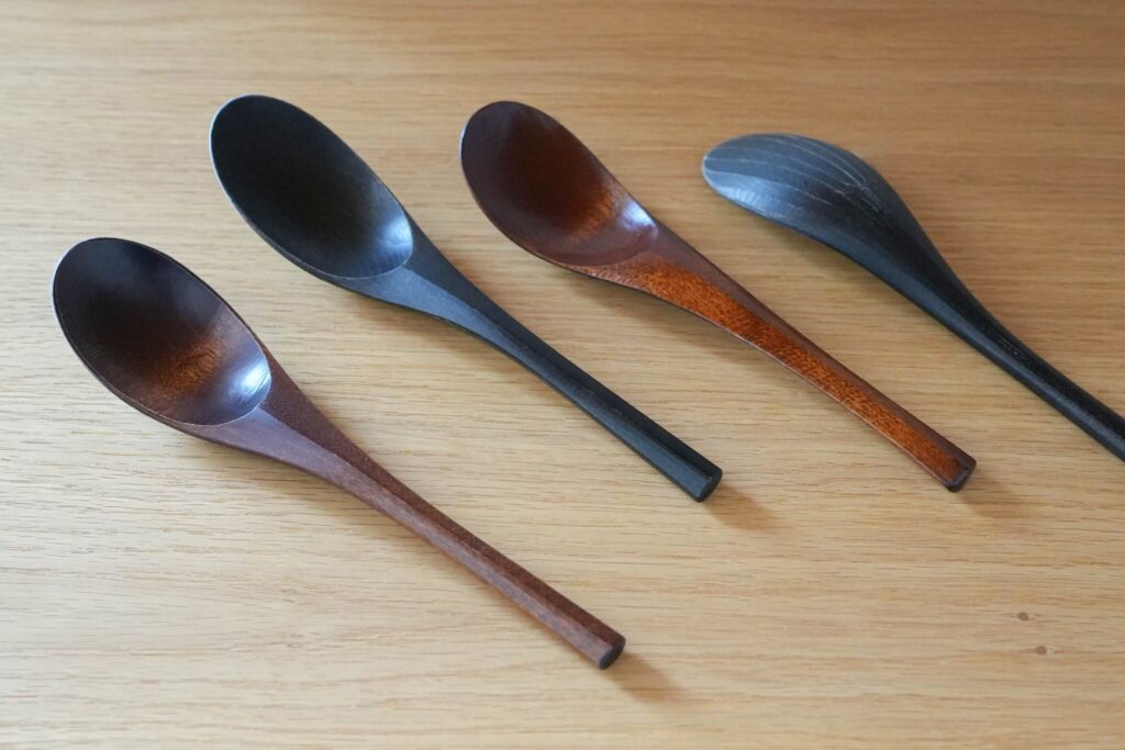 一本一本、手作業で仕上げられた木のスプーン。作り手の呼吸が感じられる木のスプーン。写真と文：辰野しずか (クリエイティブディレクター、デザイナー) #1