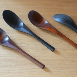 一本一本、手作業で仕上げられた木のスプーン。作り手の呼吸が感じられる木のスプーン。写真と文：辰野しずか (クリエイティブディレクター、デザイナー) #1 | 一本一本、手作業で仕上げられた木のスプーン。