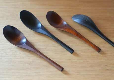 一本一本、手作業で仕上げられた木のスプーン。作り手の呼吸が感じられる木のスプーン。写真と文：辰野しずか (クリエイティブディレクター、デザイナー) #1 | 一本一本、手作業で仕上げられた木のスプーン。