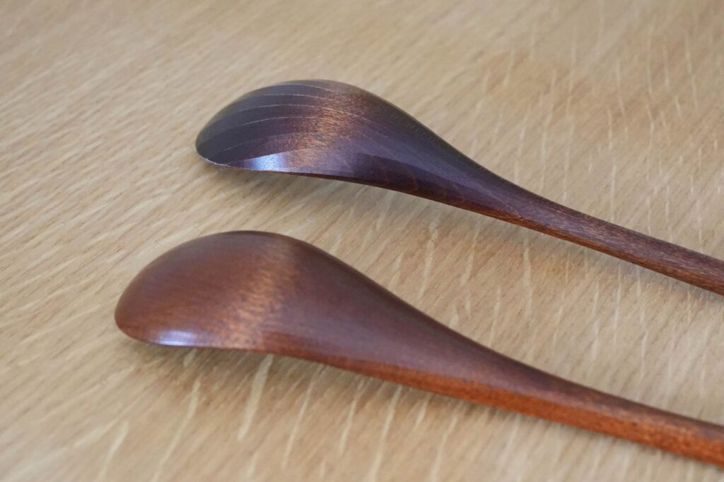 手前から、十年前のものと、新しく迎えたもの。作り手の呼吸が感じられる木のスプーン。写真と文：辰野しずか (クリエイティブディレクター、デザイナー) #1