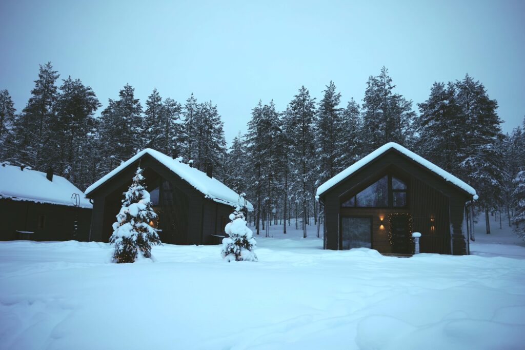 2025年12月に誕生した宿泊施設『スキーヤリトリート』。北方の森に抱かれるように佇むログスイート。
