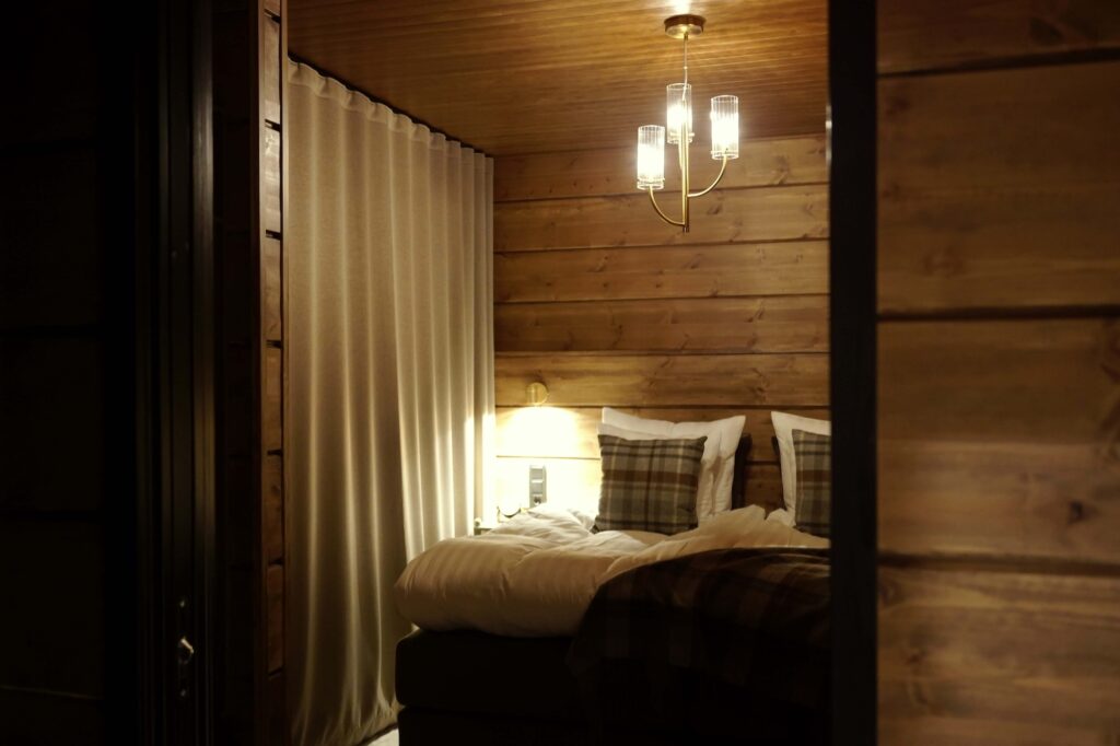 自然のぬくもりに包まれたログスイートのベッドルーム。寝室の他、リビングルーム、簡易キッチン、暖房などが備わる。