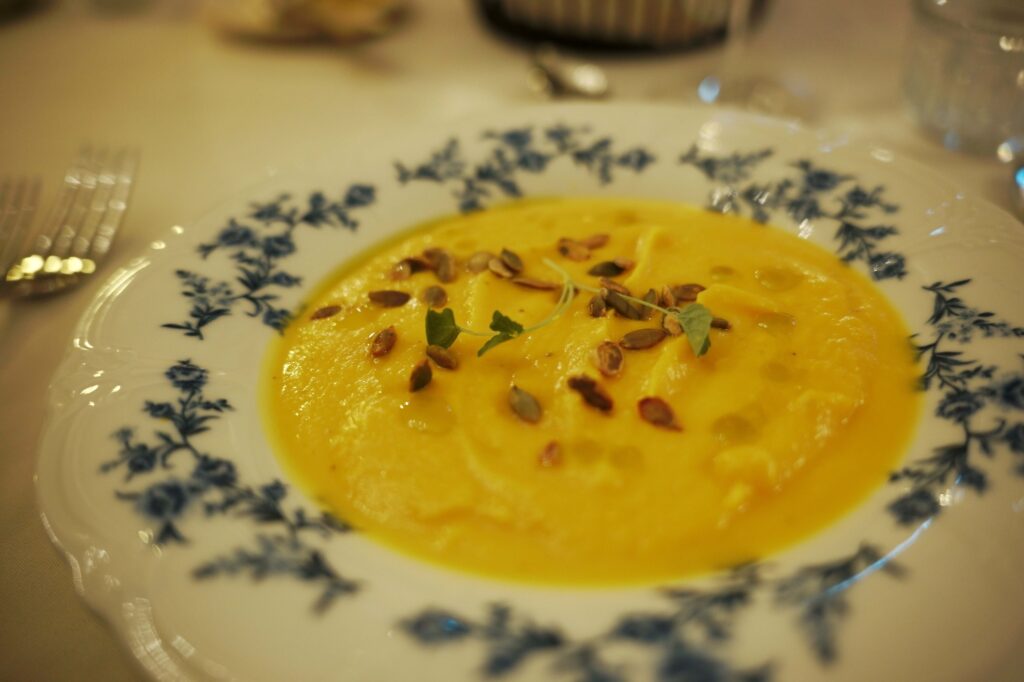 レストランやバーも併設されているので館内でゆったり過ごせる。写真は「パンプキンシードとリークオイルのバターナッツソース」。