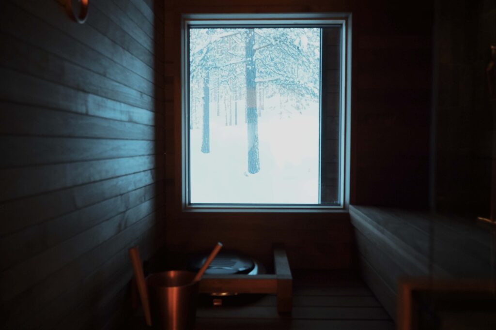 ログスイートには各部屋にプライベートサウナが併設。湖に面した共有のサウナとホットタブもある。