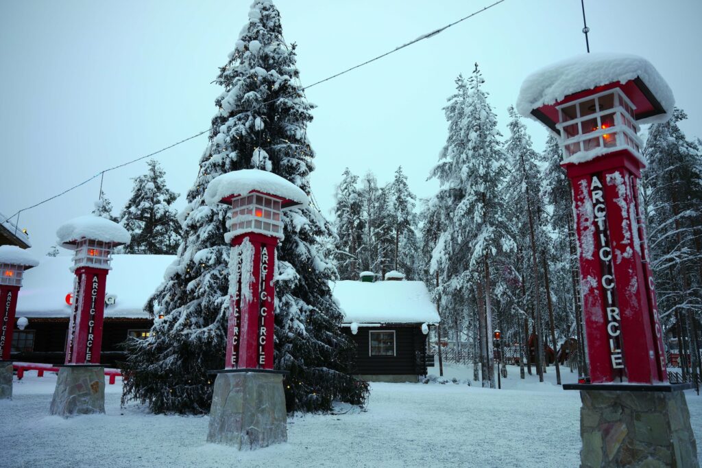 “アークティックサークル”とは「北極圏」を示す場所。このラインが北極圏を指す。