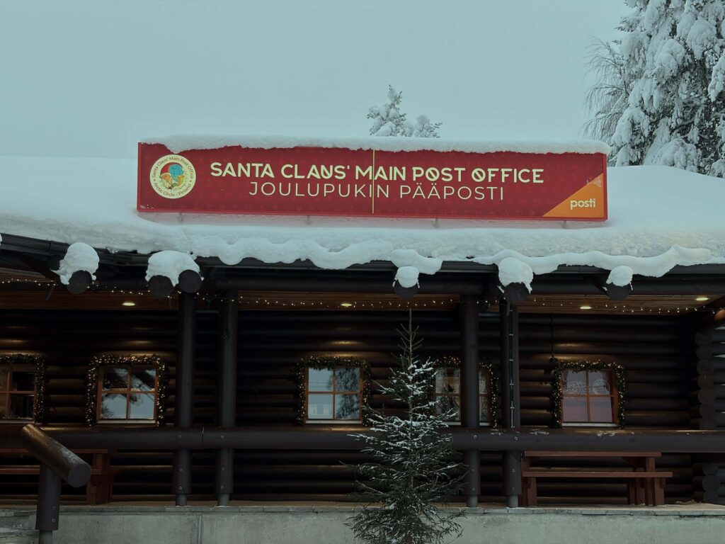 サンタクロースのポストオフィス。ここから世界各地に手紙を送ることができる。