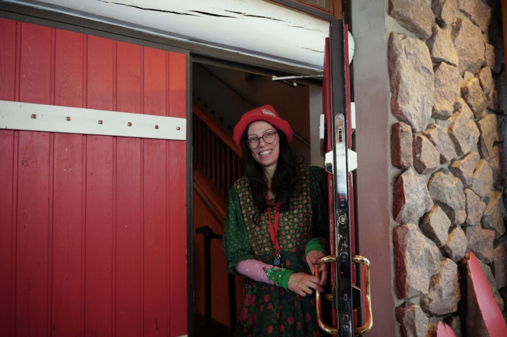 サンタクロースの仕事をお手伝いするのは、“エルフ”と呼ばれる妖精たち。