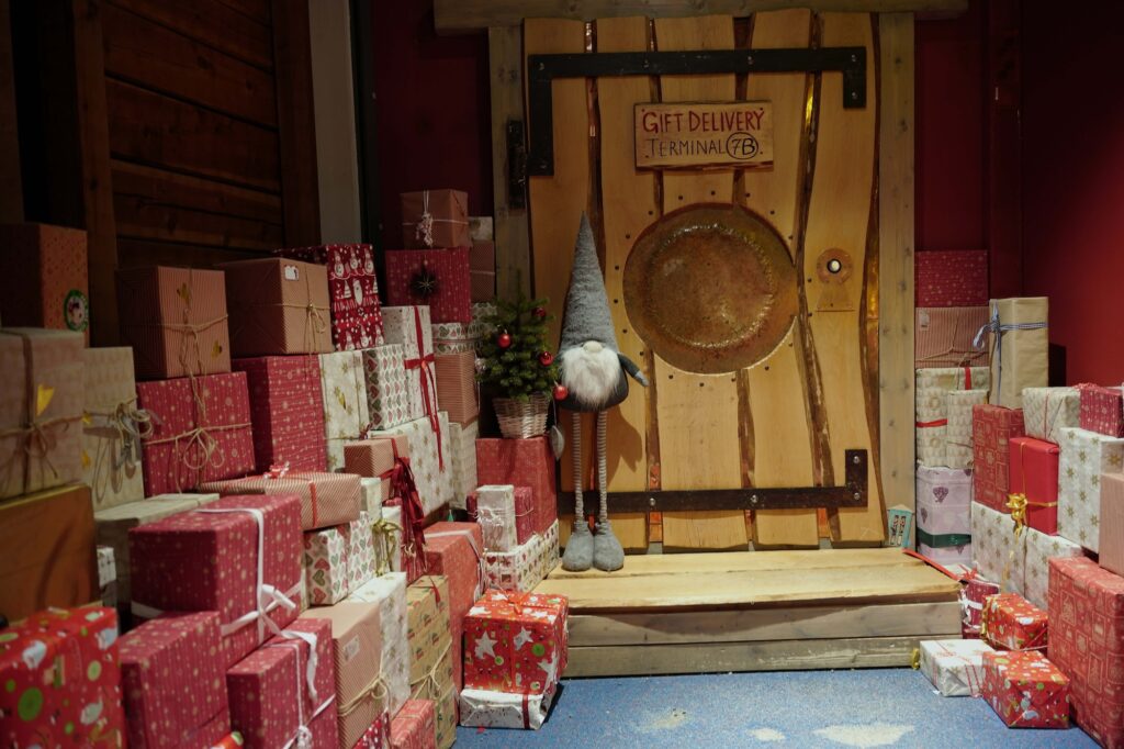 プレゼントで溢れるサンタのオフィス。その先ではサンタクロースと対面できる。