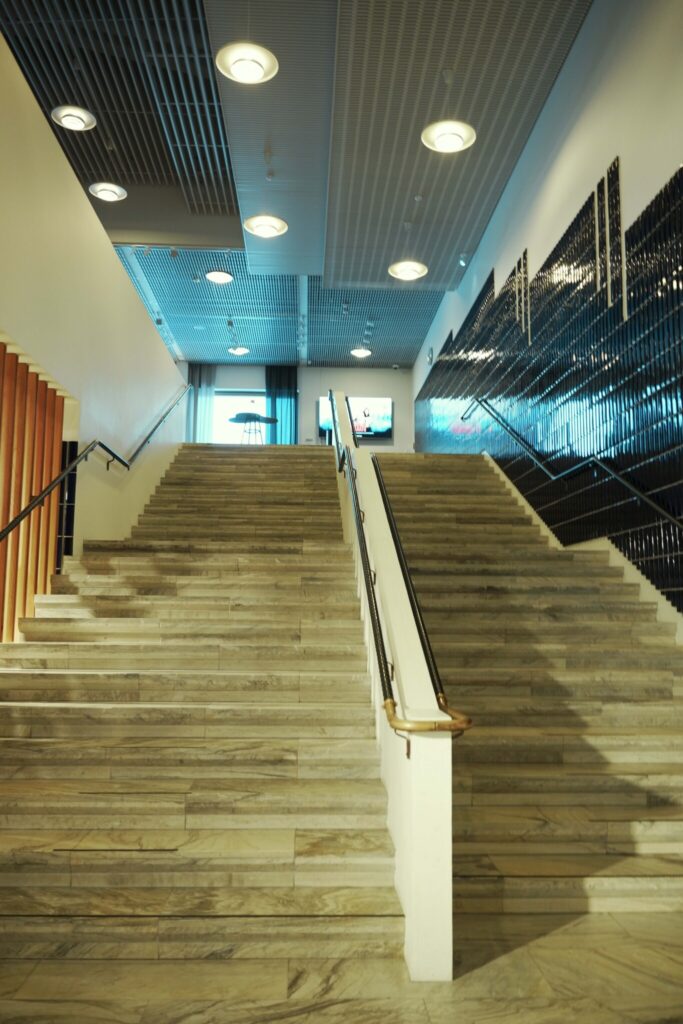 階段の石使いや手すり、タイルなどのディテールに、アアルトの美意識が感じられる。