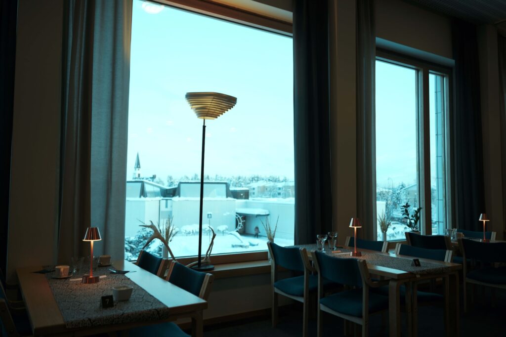 2階のカフェの窓から望むのは、向かいに建てられたロヴァニエミ市立図書館。