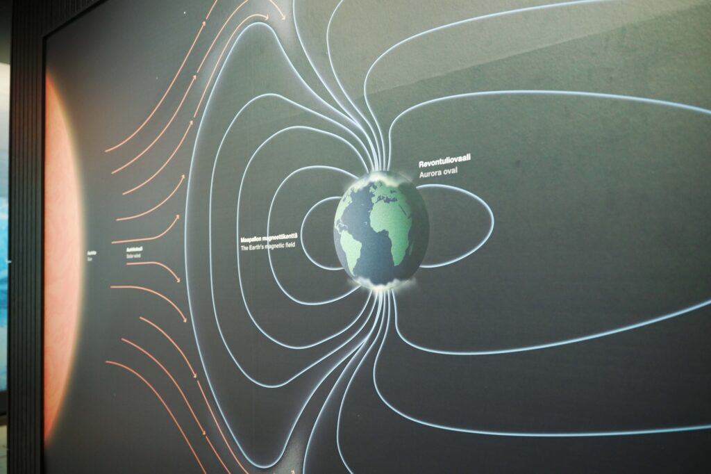 オーロラ発生のメカニズムなど自然科学が学べる。