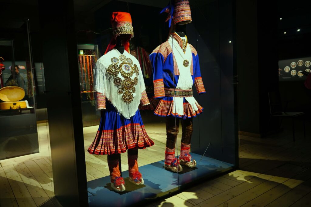 トナカイ牧畜、狩猟、漁業、限られた農業の伝統で暮らす北部先住民サーミの紹介も。