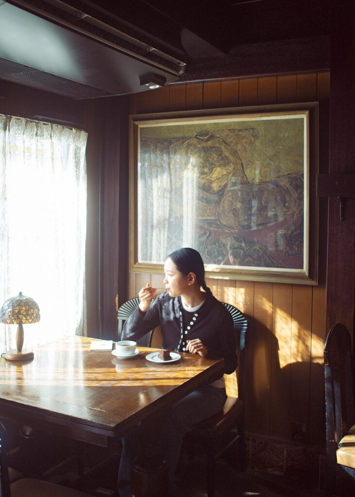 クラシカルな空間によく映える、〈セリーヌ〉のカーディガン。