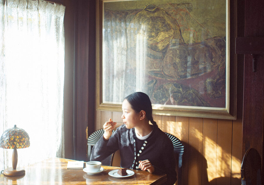 クラシカルな空間によく映える、〈セリーヌ〉のカーディガン。
