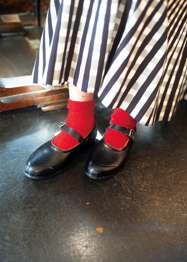 〈オパナック〉のストラップシューズを旅の相棒に。 〈オパナック〉のストラップシューズを旅の相棒に。