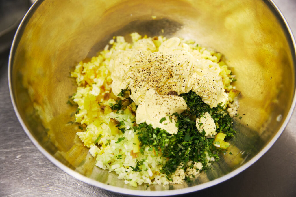 4 タラフライ 〜いぶりがっこタルタルソース〜／おべんと屋さん〈75foods〉吉森なな子のレシピ帖 #9 | いぶりがっこを少し大きめに切ることで食感を立たせます。