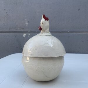 壊れてしまった、にわとり頭の蓋のある陶器。写真と文：浅見旬 (編集者、ライター) #2本体の陶器、蓋、にわとり頭を、それぞれつくって繋げたのだろう。噛み合わせが悪い。 | 本体の陶器、蓋、にわとり頭を、それぞれつくったあとに繋げたのだろう。噛み合わせが悪い。