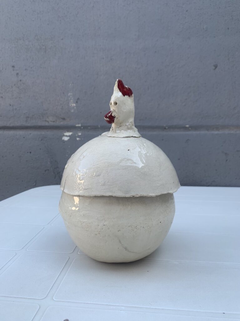 壊れてしまった、にわとり頭の蓋のある陶器。写真と文：浅見旬 (編集者、ライター) #2本体の陶器、蓋、にわとり頭を、それぞれつくって繋げたのだろう。噛み合わせが悪い。