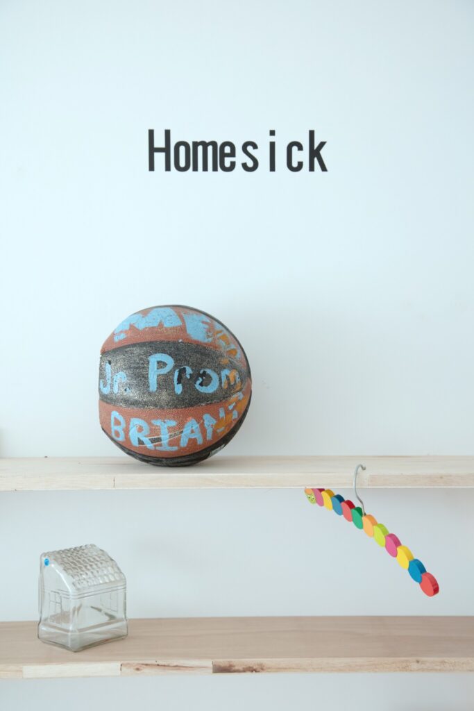 『Goods』のほか、佐貫絢郁さん、濱田晋さん (Hamada Architects TM) 、藤田紗衣さん、和田峻成さんが参加。販売しているにもかかわらず、「そのままの状態では持ち帰られない」作品が並んだ。これら会場風景の撮影は、濱田晋さんによる。銀杏の木に「ひっかかってしまって」いた、白いドクロの行方。写真と文：浅見旬 (編集者、ライター) #3『Goods』のほか、佐貫絢郁さん、濱田晋さん (Hamada Architects TM) 、藤田紗衣さん、和田峻成さんが参加。販売しているにもかかわらず、「そのままの状態では持ち帰られない」作品が並んだ。これら会場風景の撮影は、濱田晋さんによる。 | 『Goods』のほか、佐貫絢郁さん、濱田晋さん（Hamada Architects TM）、藤田紗衣さん、和田峻成さんが参加。販売しているにもかかわらず、「そのままの状態では持ち帰られない」作品が並んだ。これら会場風景の撮影は、濱田晋さんによる。