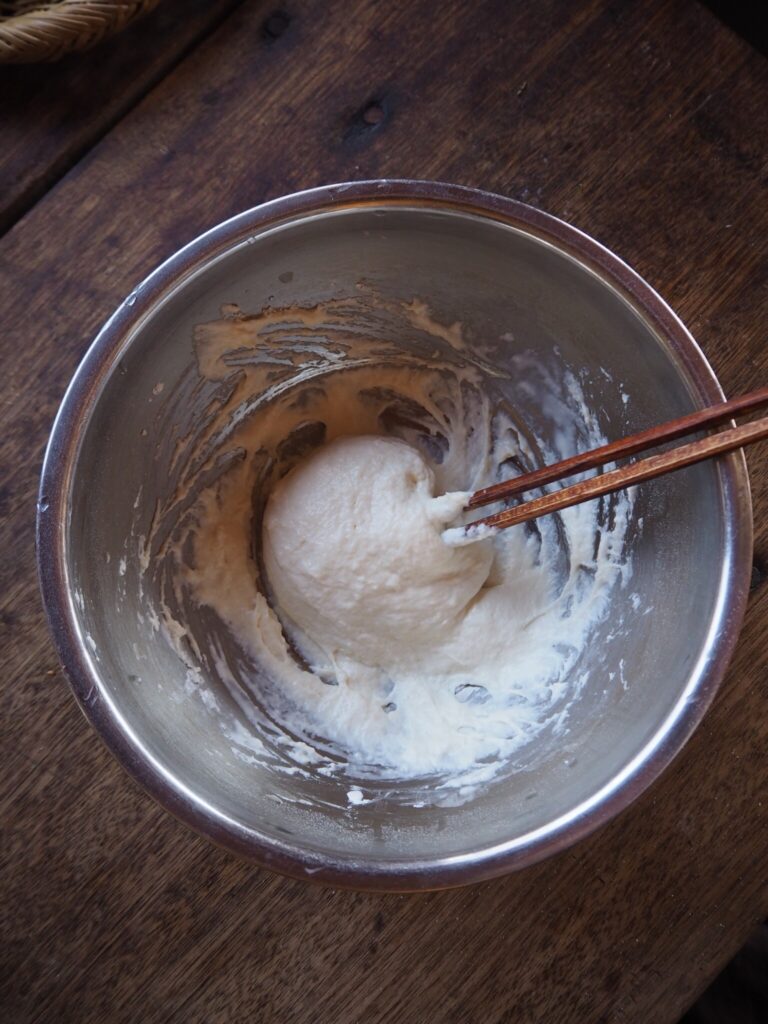 祖母の味を思い出す、具沢山のすいとん。写真と文：仁平里帆 (『からだと心整う台所ごよみ365日』著者) #4ボールにすいとん粉と水を入れて箸で練る。