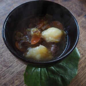 祖母の味を思い出す、具沢山のすいとん。写真と文：仁平里帆 (『からだと心整う台所ごよみ365日』著者) #4出来たてのすいとん。 | 出来たてのすいとん。