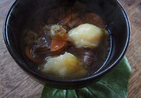 祖母の味を思い出す、具沢山のすいとん。写真と文：仁平里帆 (『からだと心整う台所ごよみ365日』著者) #4出来たてのすいとん。 | 出来たてのすいとん。