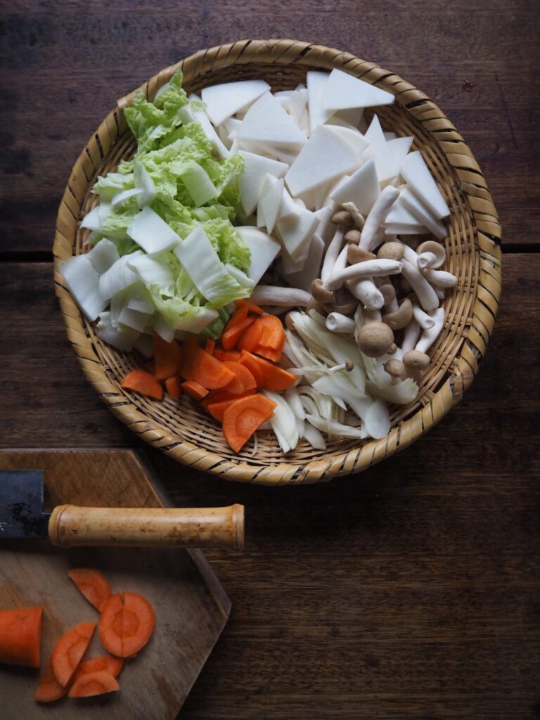 祖母の味を思い出す、具沢山のすいとん。写真と文：仁平里帆 (『からだと心整う台所ごよみ365日』著者) #4切った野菜はざるにのせる。