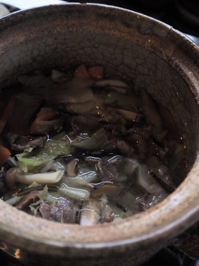 祖母の味を思い出す、具沢山のすいとん。写真と文：仁平里帆 (『からだと心整う台所ごよみ365日』著者) #4具だくさんの野菜に火が通ってきた様子。