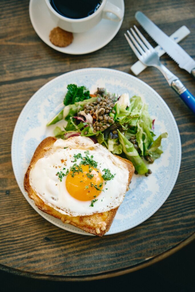 自家製チキンハム、ベシャメルソース、チェダーチーズを挟んだホットサンドに目玉焼きをのせて。コーヒーか紅茶付き。クロックマダムセット¥1650。 | 自家製チキンハム、ベシャメルソース、チェダーチーズを挟んだホットサンドに目玉焼きをのせて。コーヒーか紅茶付き。クロックマダムセット¥1,650。