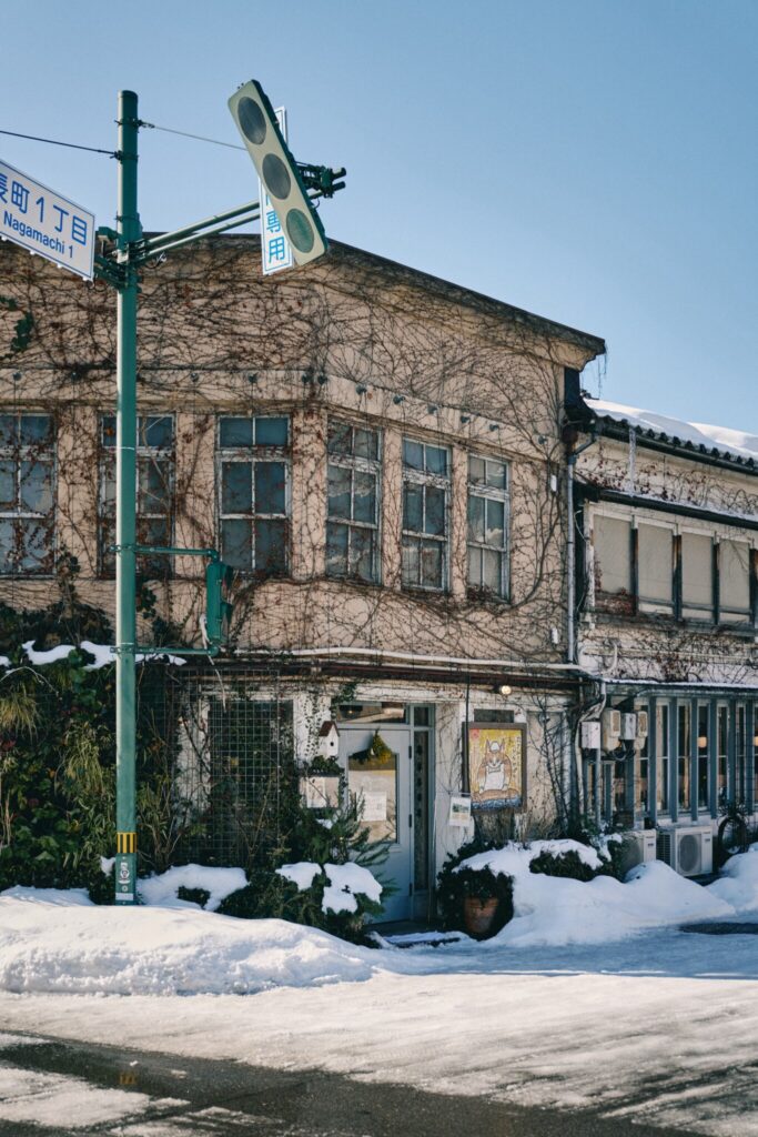 金沢らしい雪の風景も似合う、ツタのある外観。約１年前に、向かって右奥の建物に店舗を拡張した。