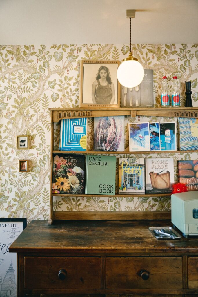 壁紙や調度品、本など、ヨーロッパにある小さなカフェのよう。