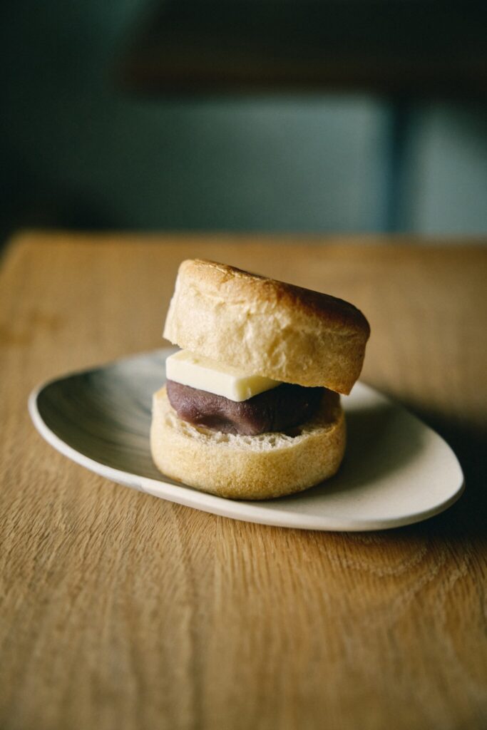 こしあんの上にミルキーな「高千穂発酵バター」を乗せてマフィンで挟んだ餡バターサンド。¥350。 | こしあんの上にミルキーな「高千穂発酵バター」をのせてマフィンで挟んだ餡バターサンド。¥350。