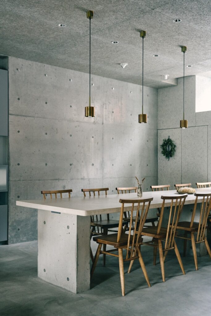 リース作りや金継ぎなどさまざまなワークショップも開催している。照明は長野・八ヶ岳で制作している〈TAiGA Lamp〉でオーダーしたもの。 | リースづくりや金継ぎなどさまざまなワークショップも開催している。照明は愛知・日進で制作している〈タイガランプ〉でオーダーしたもの。