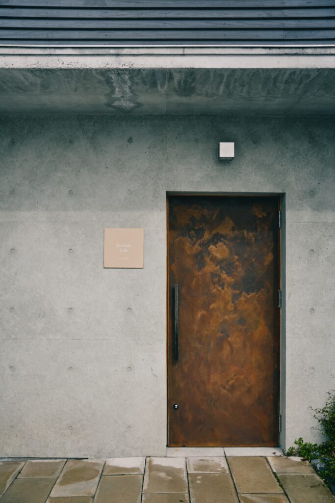 スタッフで塗装したという、特徴的なカフェの扉。