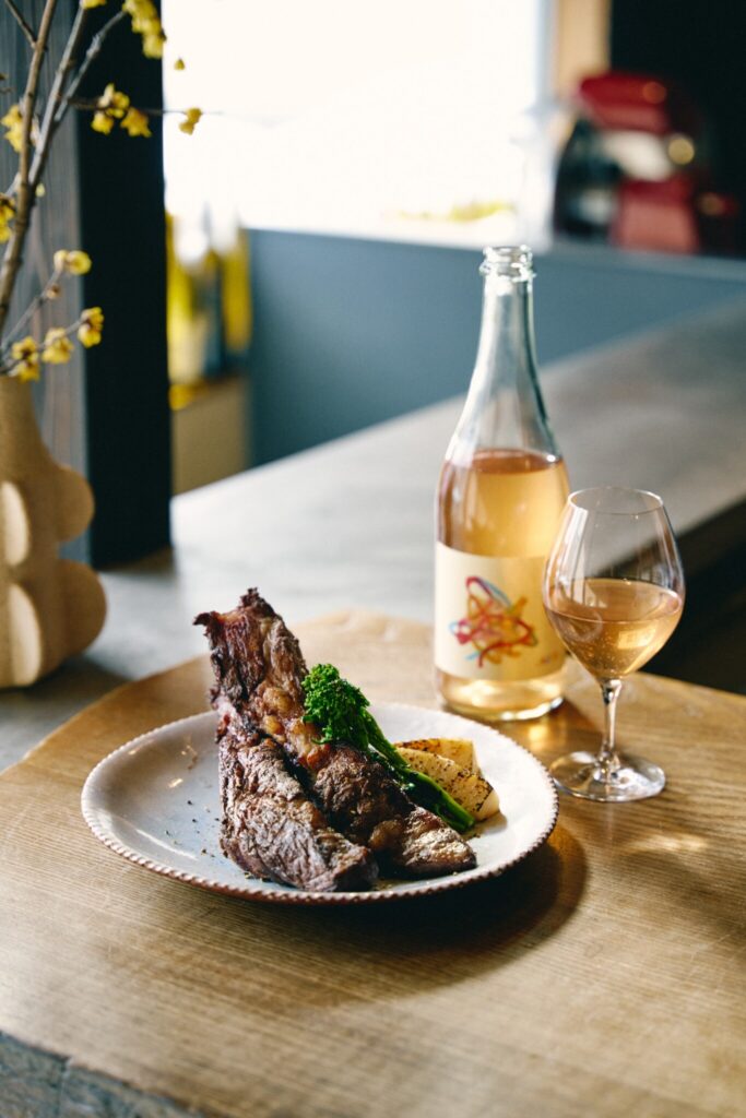 プラムや花の香りがするオーストラリアの〈JAUMA ワイナリー〉の微発泡ロゼワイン (グラス¥1,200) を十勝のしんむら牧場「スペアリブとタケノコの炭火焼き」 (￥3300) とペアリング。 | プラムや花の香りがするオーストラリアの〈JAUMA ワイナリー〉の微発泡ロゼワイン（グラス¥1,200）を十勝しんむら牧場の豚を使った「スペアリブとタケノコの炭火焼き」（￥3,300）とペアリング。