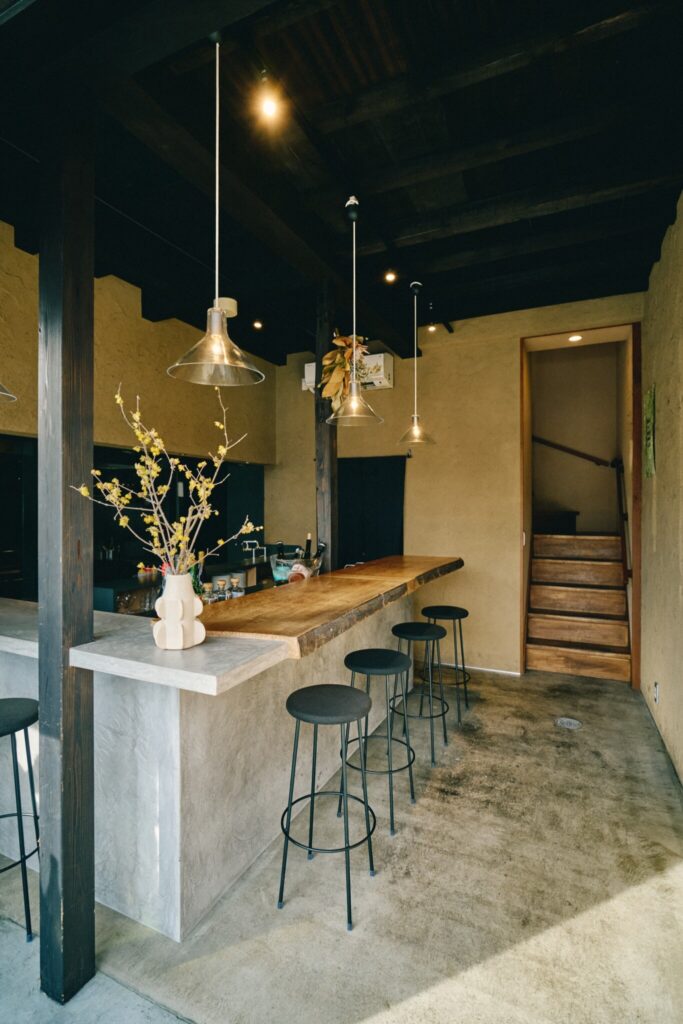 カウンター席ではオープンキッチンを眺めたり、スタッフと話すのも楽しい。