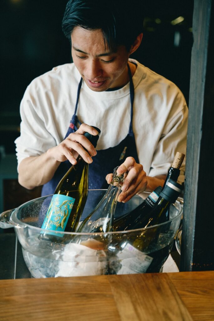 ナチュラルワインは小規模な生産者が多いので、味はもちろん、つくり手の背景も伝えるようにしているという。 | ナチュラルワインは小規模な生産者が多いので、味はもちろん、造り手の背景も伝えるようにしているという。