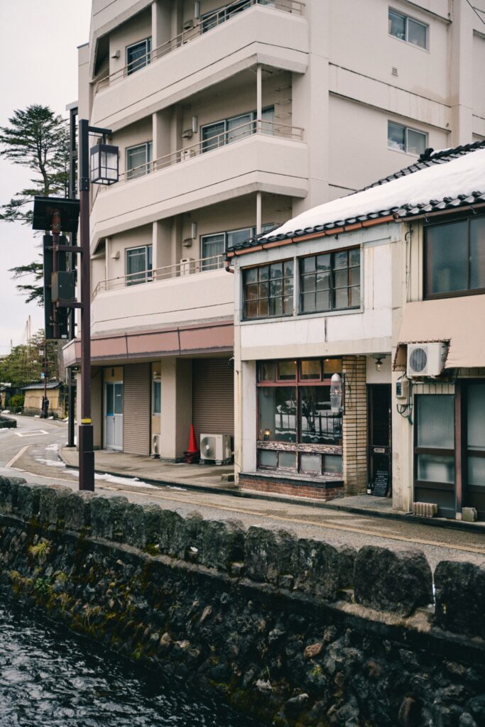 美容室を改装した店舗。特有のサインポール (クルクル) がそのまま残されている。 | 美容室を改装した店舗。特有のサインポール（クルクル）がそのまま残されている。