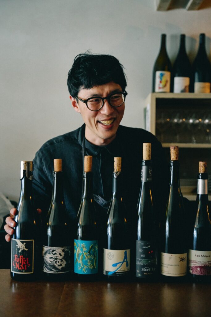 店主の伊東さん。常時５〜７種ほどのグラスワインを揃えている。