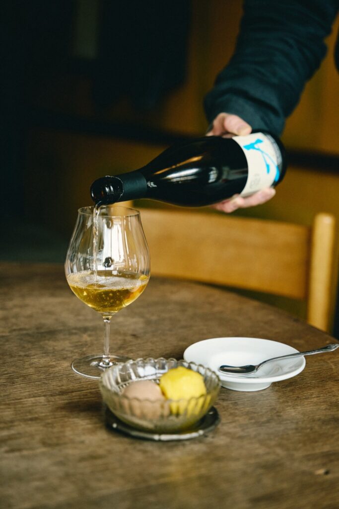 フランス・ロワール地方のアレクサンドル・バンの白ワイン「レ・グランド・アテ2020」 (グラス・￥1200) は、完熟した果実味が特徴。近くにある『リトルタ』のジェラート、「柑橘 (ぽんかん) 」と「ヘーゼルナッツチェコ」 (２つで￥700) に合う。 | フランス・ロワール地方のアレクサンドル・バンの白ワイン「レ・グランド・アテ2020」（グラス￥1,200）は、完熟した果実味が特徴。近くにあるジェラテリア『リトルタ』のジェラート、「柑橘（ぽんかん）」と「ヘーゼルナッツチョコ」（２つで￥700）に合う。