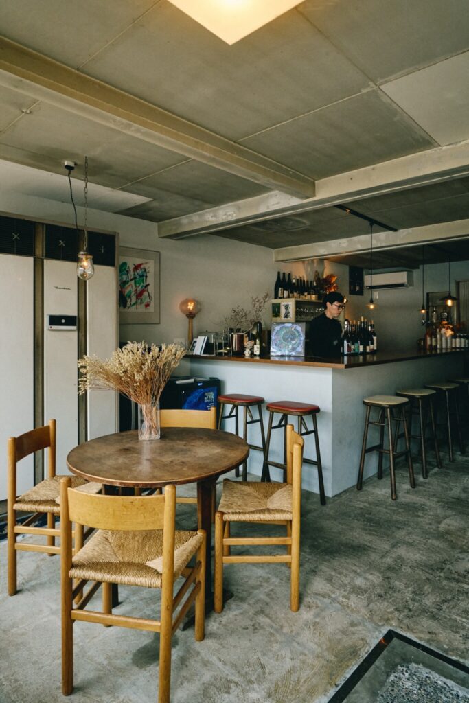 店主の好みが反映された映画やライブのフライヤー、レコードジャケットなどが飾られていて、カルチャー好きには会話の種にもなる。雰囲気を作っている照明は京都の『ARUSE』のもの。 | 伊東さんの好みが反映された映画やライブのフライヤー、レコードジャケットなどが飾られていて、カルチャー好きには会話の種にもなる。雰囲気をつくっている照明は京都の『ARUSE』のもの。