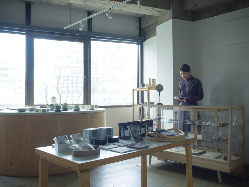 丁寧にセレクトされた雑貨や日用品が集まる『yunoia』で見つけた、日々を小さく豊かにするもの。老舗のはんこ店とカフェが1階に入るビル。その3階に店を構える『yunoia』。店内には大きな窓から光が差し込み、静かな空気が流れている。